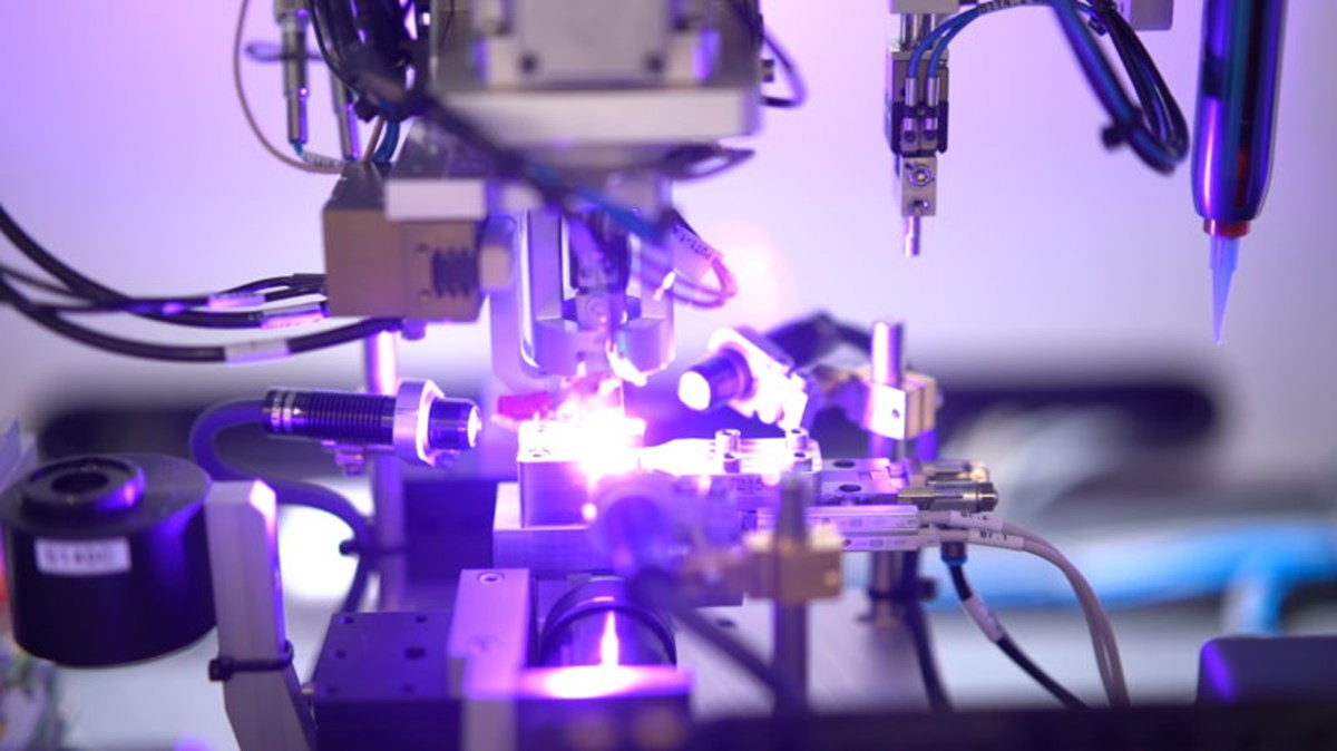 For cost reasons, the sensor is contained in a plastic housing. This set the bar very high for the laser alignment.